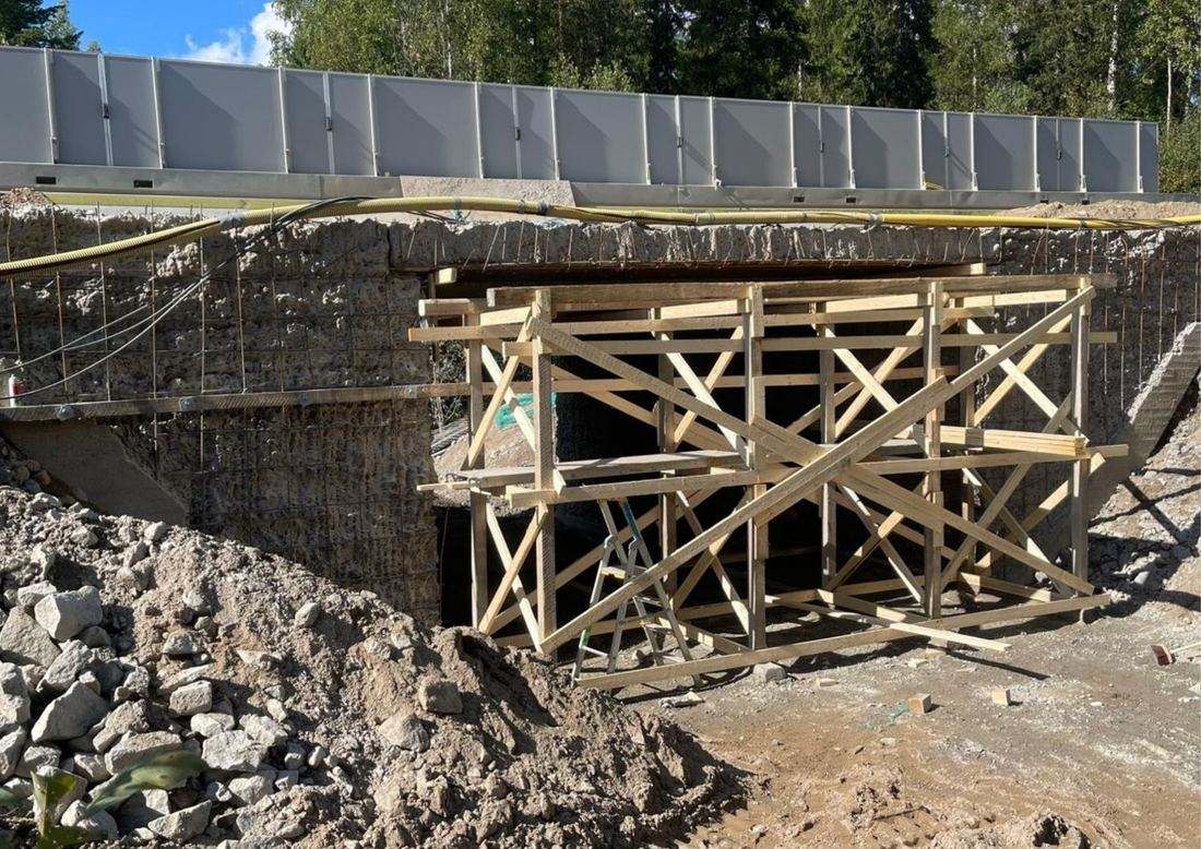 Sillan puinen tukiteline ja muottityö kannen alla.