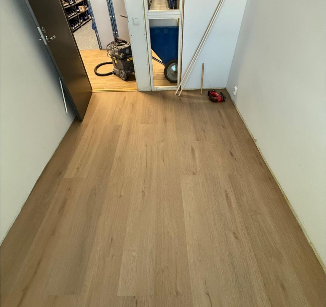 Viimeistelty sisätila, jossa puulattia ja valmiit pinnat.